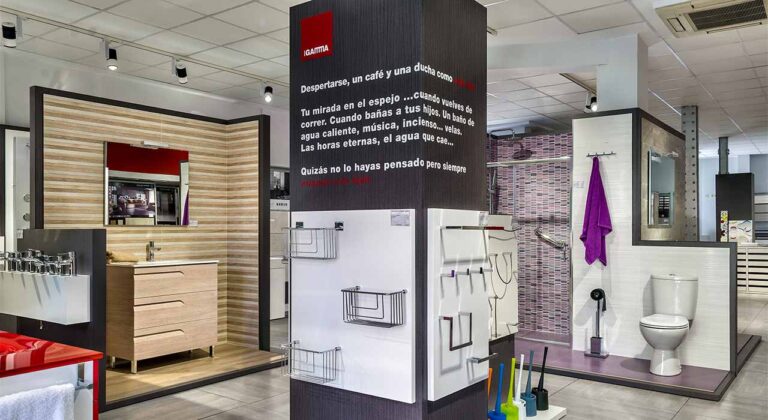 Ambiente de baño con mueble de madera y mampara en la exposición de Fuenlabrada