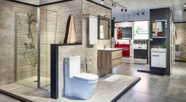 Ambiente de ducha con mampara y sanitario en la exposición de Fuenlabrada